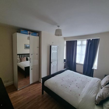 Guess Bungalow Wembley Apartment ลอนดอน ภายนอก รูปภาพ