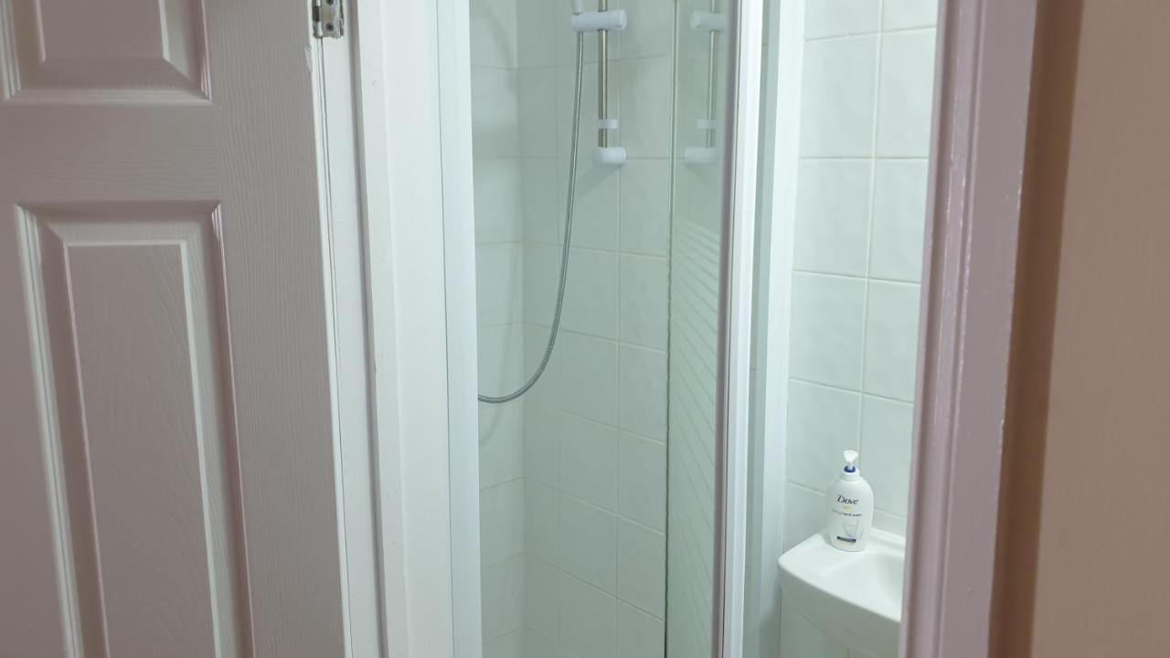 Guess Bungalow Wembley Apartment ลอนดอน ภายนอก รูปภาพ