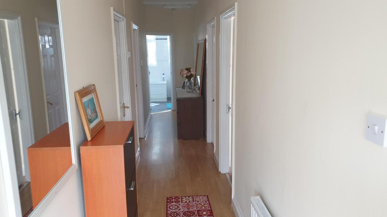 Guess Bungalow Wembley Apartment ลอนดอน ภายนอก รูปภาพ