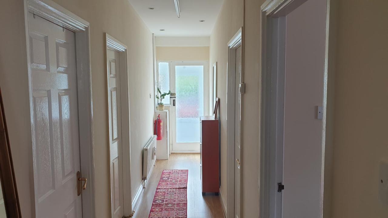 Guess Bungalow Wembley Apartment ลอนดอน ภายนอก รูปภาพ