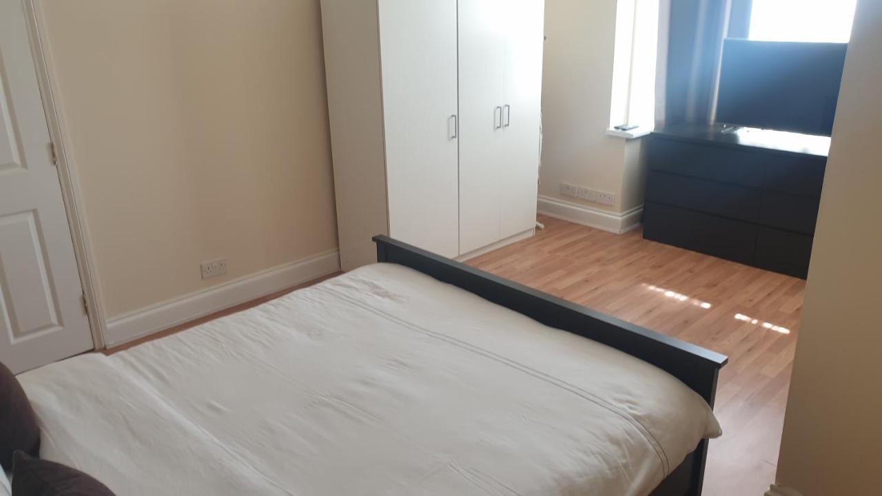 Guess Bungalow Wembley Apartment ลอนดอน ภายนอก รูปภาพ