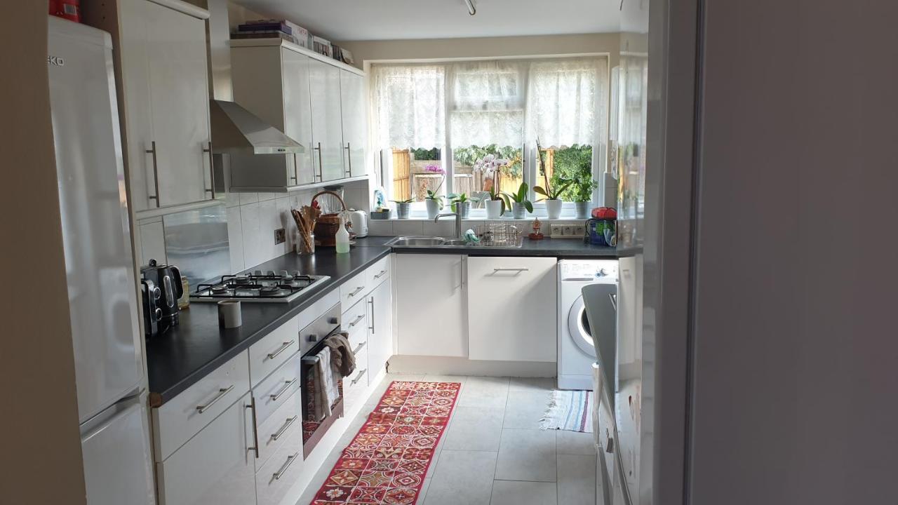 Guess Bungalow Wembley Apartment ลอนดอน ภายนอก รูปภาพ