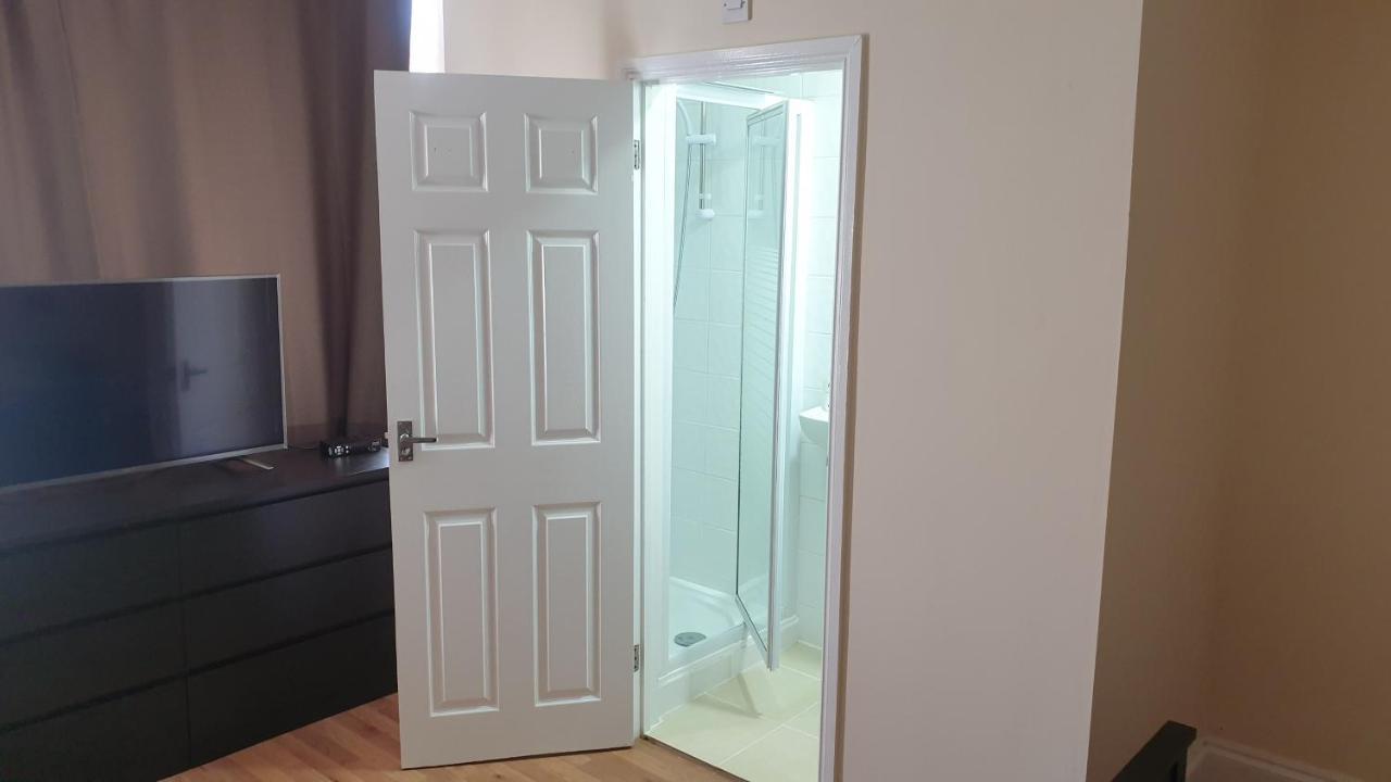 Guess Bungalow Wembley Apartment ลอนดอน ภายนอก รูปภาพ