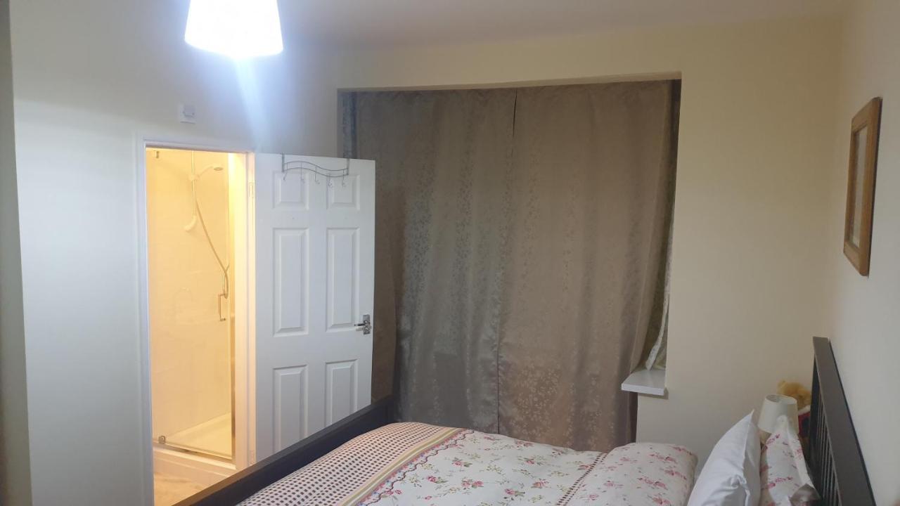 Guess Bungalow Wembley Apartment ลอนดอน ภายนอก รูปภาพ