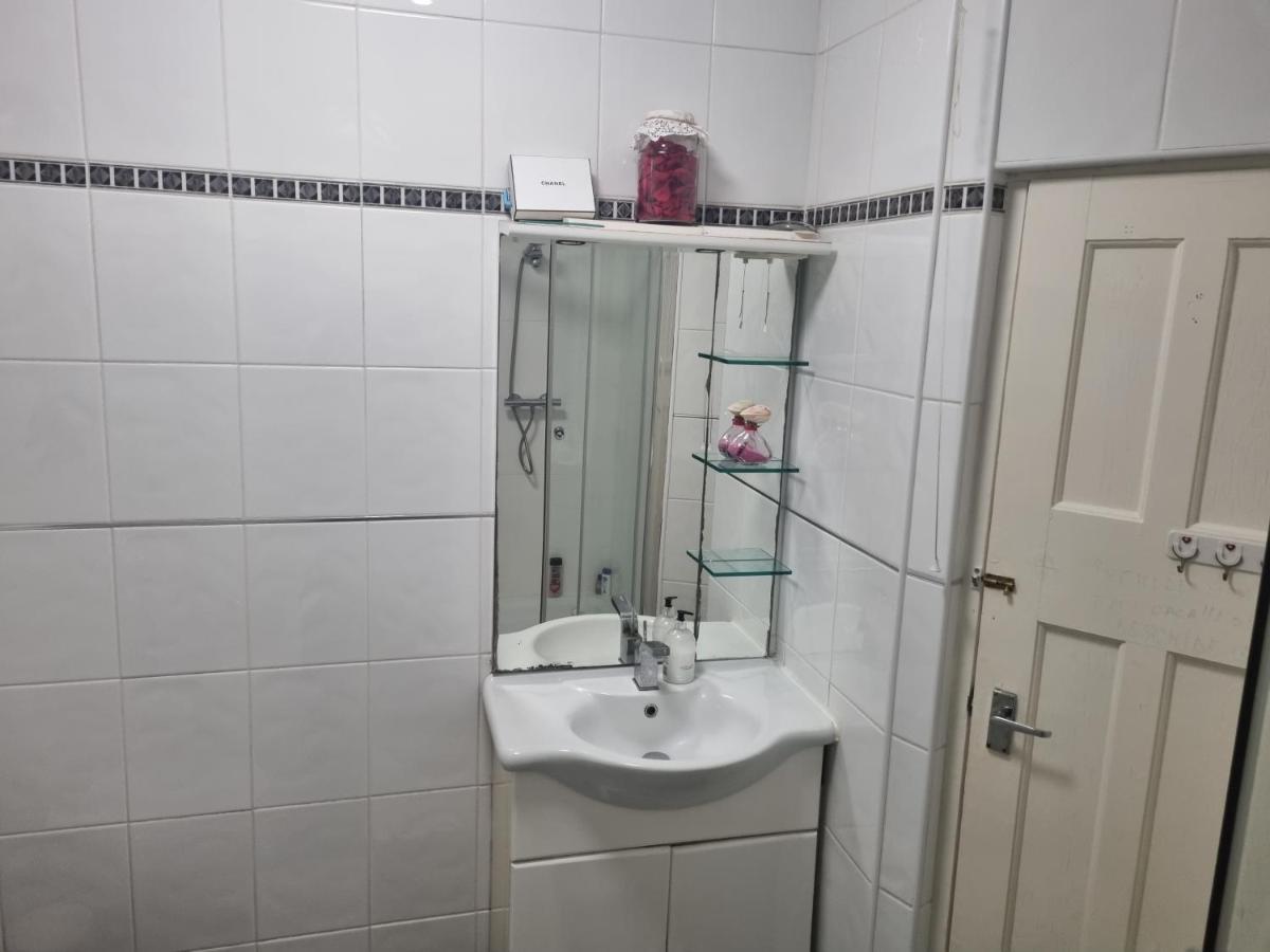 Guess Bungalow Wembley Apartment ลอนดอน ภายนอก รูปภาพ