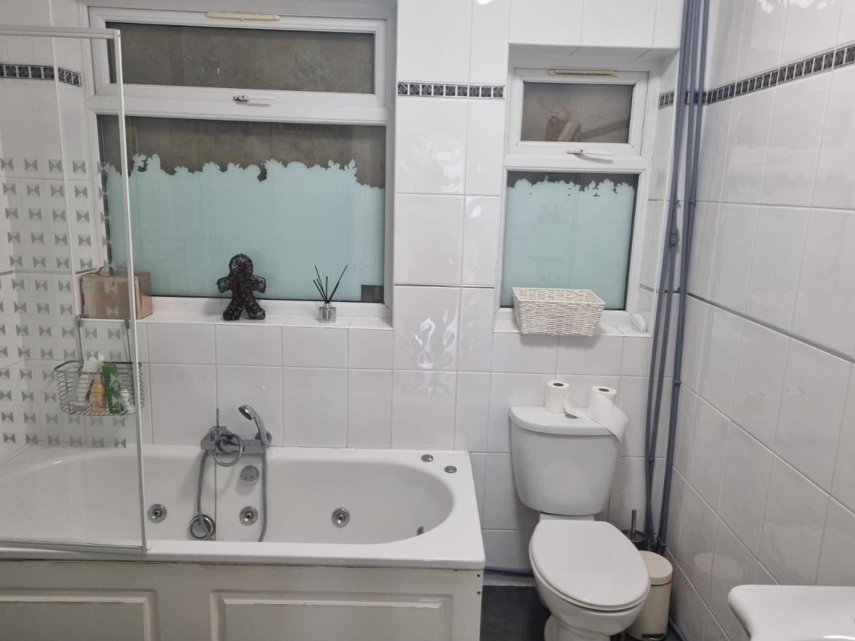 Guess Bungalow Wembley Apartment ลอนดอน ภายนอก รูปภาพ