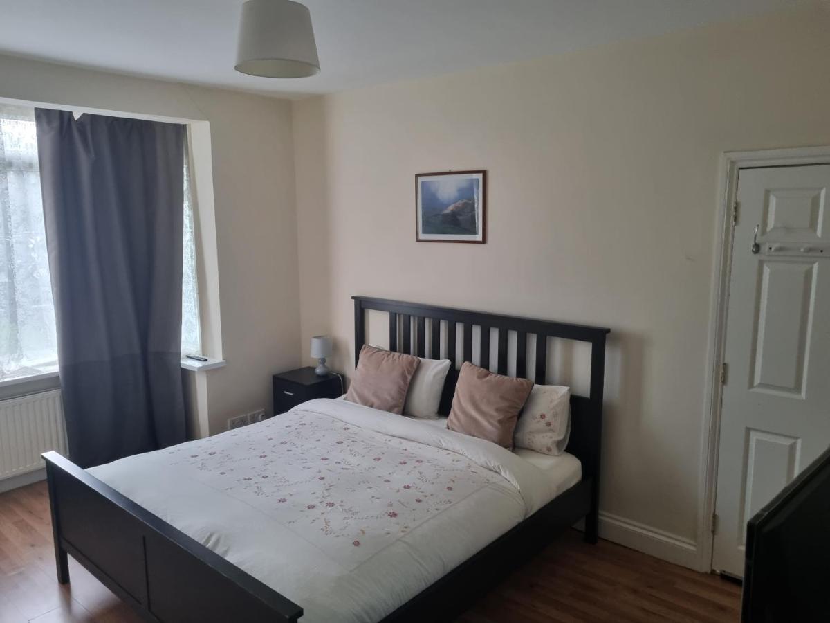 Guess Bungalow Wembley Apartment ลอนดอน ภายนอก รูปภาพ